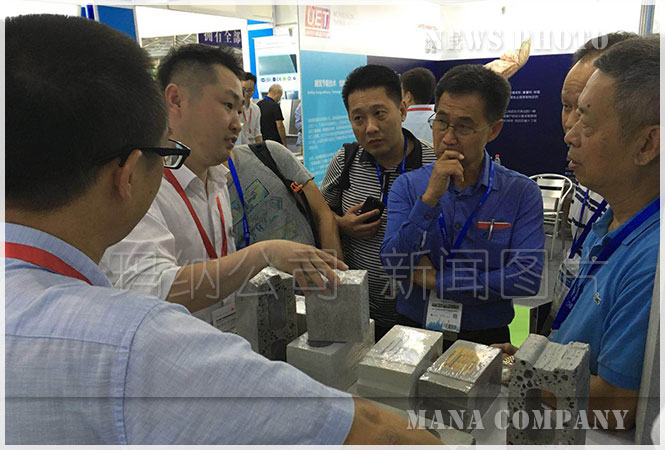 展會客商參觀瑪納墻板生產線展臺1 展會客商參觀瑪納墻板生產線展臺1