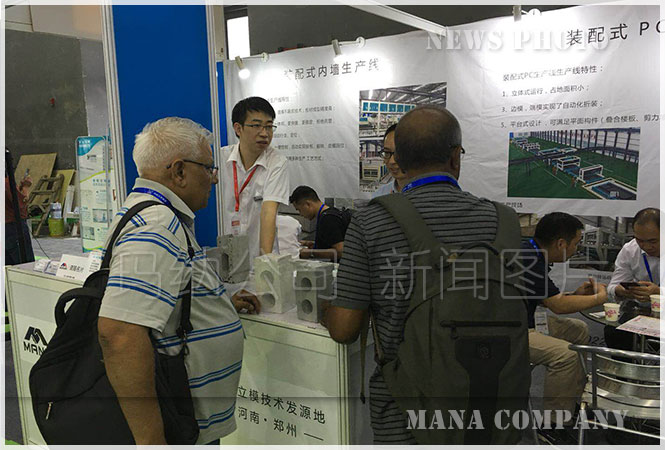 展會客商參觀瑪納墻板生產線展臺圖3 展會客商參觀瑪納墻板生產線展臺圖3