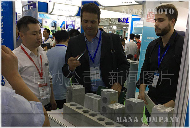 展會客商參觀瑪納墻板生產線展臺圖4 展會客商參觀瑪納墻板生產線展臺圖4