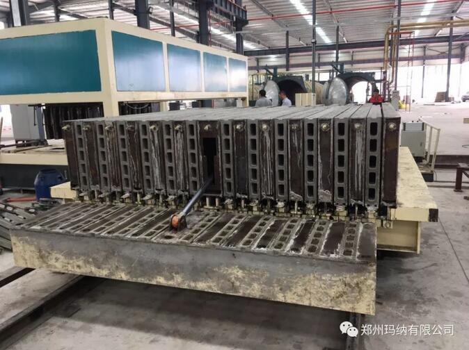 方孔墻板生產(chǎn)線現(xiàn)場 方孔墻板生產(chǎn)線現(xiàn)場